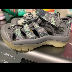 Keen boys size 9 gray and green